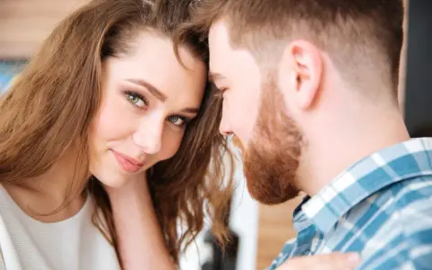 Un regard tendre, une complicité évidente. Une phrase pour dire je t'aime indirectement, murmurée dans l'intimité.
