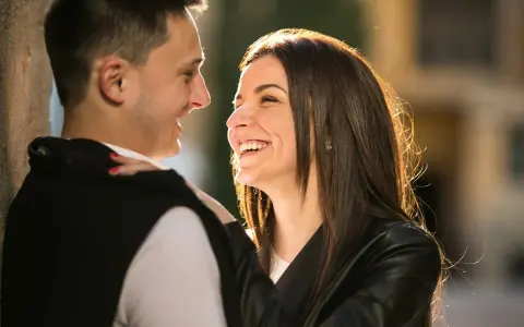 Un couple complice, un sourire éclatant, ce qui fait craquer les hommes physiquement. La lumière caresse leurs visages.