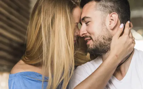 Un homme et une femme se rapprochent, leurs visages se touchant. C'est le début de comment un homme tombe amoureux.