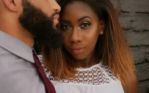 Un couple, un homme à la barbe fournie et une femme au regard intense, semblent partager un moment de complicité. Quand la vie de couple devient colocation, les regards en disent long.
