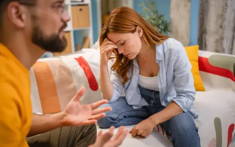 Un couple discute, la femme semble désemparée. Que faire quand on a des doutes sur son conjoint ? La communication est essentielle.