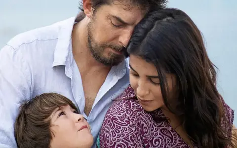 Un enfant regarde ses parents, un couple qui semble fragile, peut-être un couple bipolaire détruit par les épreuves.