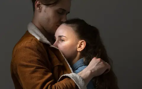 Un homme enlace une femme, son front posé sur le sien. Une étreinte qui pourrait enseigner comment ne plus souffrir en amour.