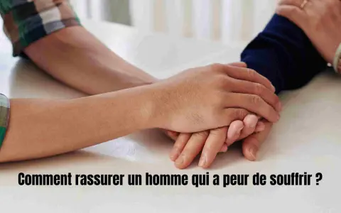 Deux mains se serrent, un geste de soutien pour comment rassurer un homme qui doute. L'amour et la confiance apaisent les peurs.