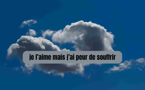Un ciel bleu profond avec des nuages cotonneux. Un texte superposé dit : "je t'aime mais j'ai peur de souffrir", exprimant un amour teinté d'appréhension.