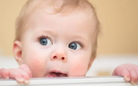 Un bébé aux grands yeux bleus, un vrai trésor qui mérite un surnom mignon pour garçon.