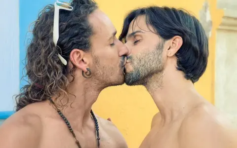 Deux hommes s'embrassent tendrement. Ce geste, le baiser, a une profonde signification pour les hommes, symbolisant l'amour, la connexion et l'intimité.