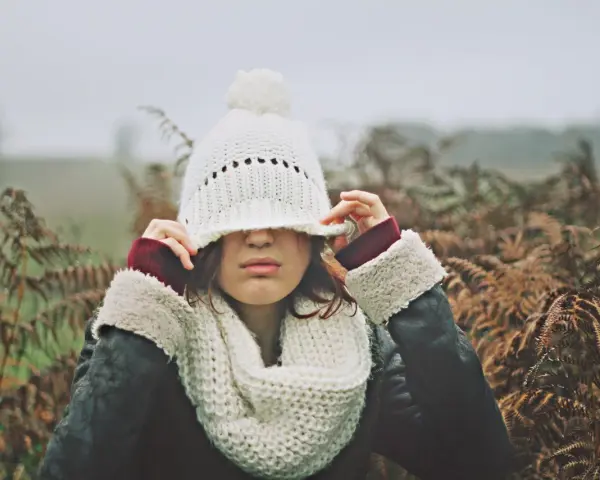 Une jeune femme, emmitouflée dans une écharpe et un bonnet blanc, ajuste son couvre-chef. Elle murmure "je t'aime", et son cœur répond "moi aussi".