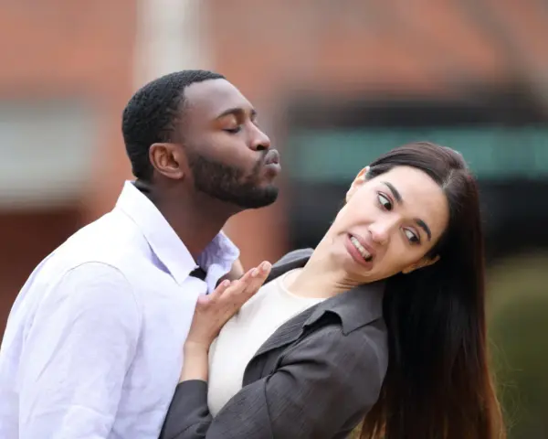 Un homme tente un baiser, mais la femme le repousse avec dégoût. Une scène qui illustre parfaitement comment sortir de la friendzone.