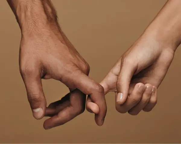 Deux mains s'enlacent, symbole d'intimité et de connexion. Une image évoquant le bien-être et l'aide libido femme.