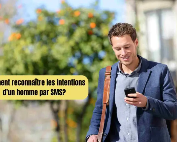 Un homme souriant regarde son téléphone, un texte jaune sur fond flou demande : "Comment reconnaître les intentions d'un homme par SMS ?