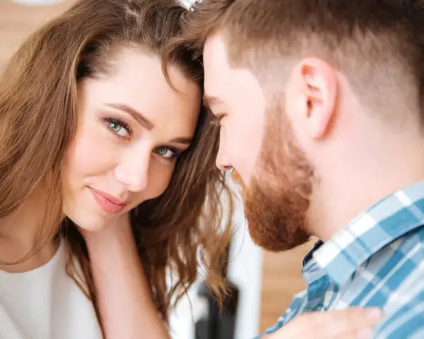 Un regard tendre, une complicité évidente. Une phrase pour dire je t'aime indirectement, murmurée dans l'intimité.