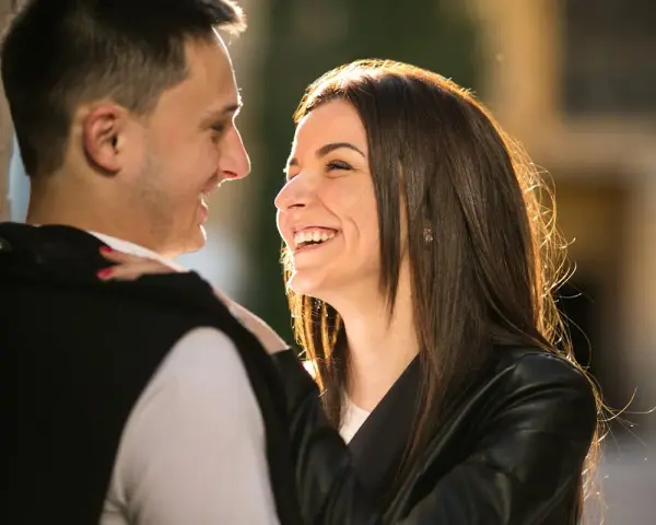 Un couple complice, un sourire éclatant, ce qui fait craquer les hommes physiquement. La lumière caresse leurs visages.