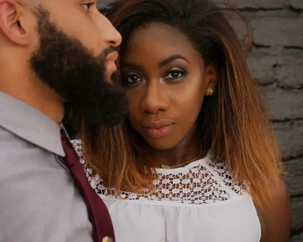 Un couple, un homme à la barbe fournie et une femme au regard intense, semblent partager un moment de complicité. Quand la vie de couple devient colocation, les regards en disent long.