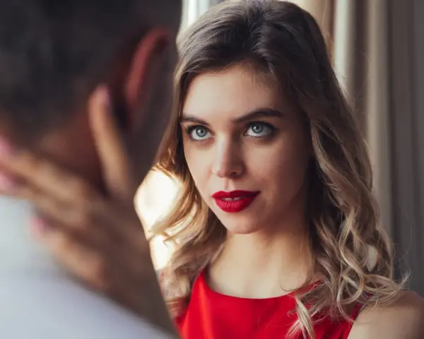 Un regard intense, une main sur la nuque. Il me désire mais n'est pas amoureux. La tension est palpable entre eux.