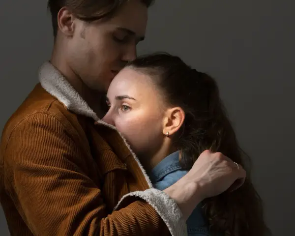 Un homme enlace une femme, son front posé sur le sien. Une étreinte qui pourrait enseigner comment ne plus souffrir en amour.
