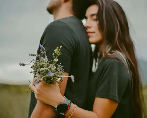 Un couple s'enlace tendrement, elle le serre fort, un bouquet de lavande à la main. Une image qui évoque la citation amour inconditionnel.