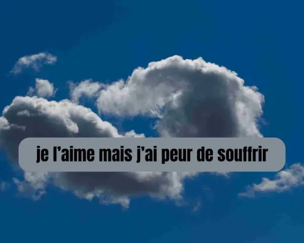 Un ciel bleu profond avec des nuages cotonneux. Un texte superposé dit : "je t'aime mais j'ai peur de souffrir", exprimant un amour teinté d'appréhension.