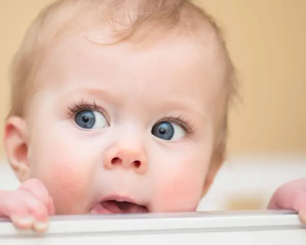 Un bébé aux grands yeux bleus, un vrai trésor qui mérite un surnom mignon pour garçon.