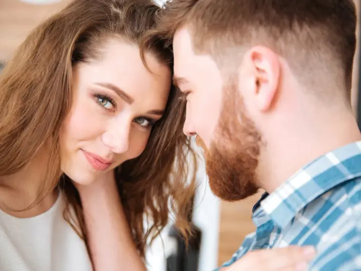 Un regard tendre, une complicité évidente. Une phrase pour dire je t'aime indirectement, murmurée dans l'intimité.