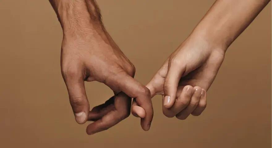 Deux mains s'enlacent, symbole d'intimité et de connexion. Une image évoquant le bien-être et l'aide libido femme.