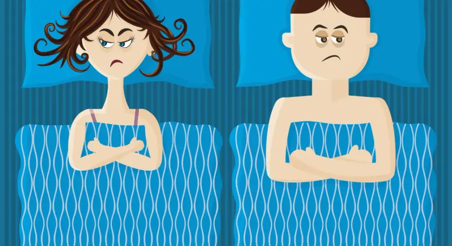 Couple au lit, bras croisés, l'air boudeur. Elle semble vouloir se faire désirer après avoir couché, lui est visiblement contrarié.