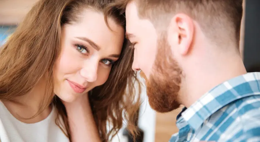 Un regard tendre, une complicité évidente. Une phrase pour dire je t'aime indirectement, murmurée dans l'intimité.