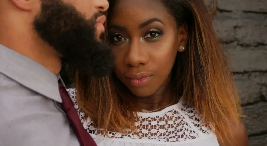 Un couple, un homme à la barbe fournie et une femme au regard intense, semblent partager un moment de complicité. Quand la vie de couple devient colocation, les regards en disent long.