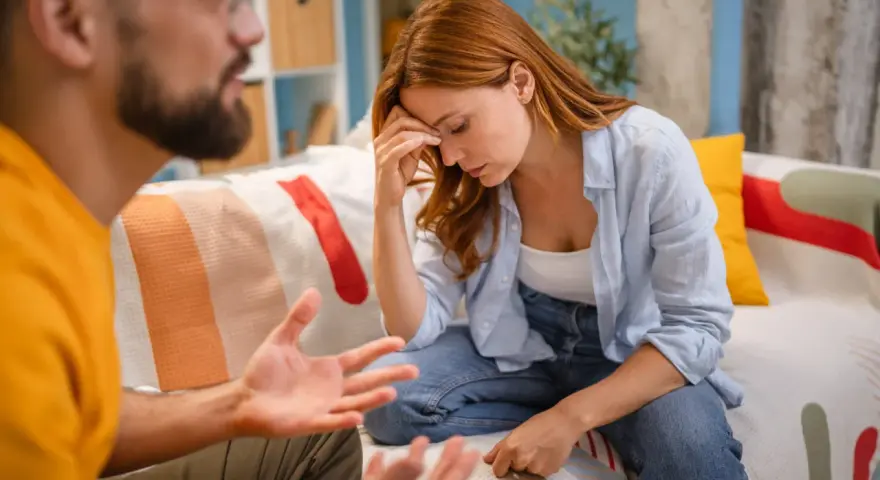 Un couple discute, la femme semble désemparée. Que faire quand on a des doutes sur son conjoint ? La communication est essentielle.