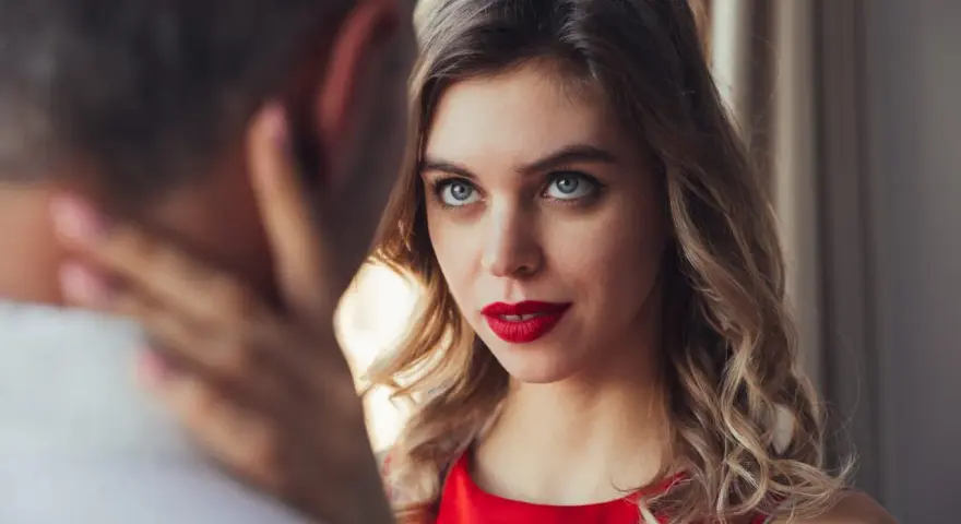 Un regard intense, une main sur la nuque. Il me désire mais n'est pas amoureux. La tension est palpable entre eux.