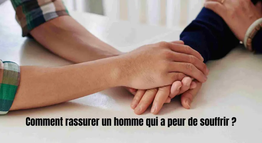 Deux mains se serrent, un geste de soutien pour comment rassurer un homme qui doute. L'amour et la confiance apaisent les peurs.