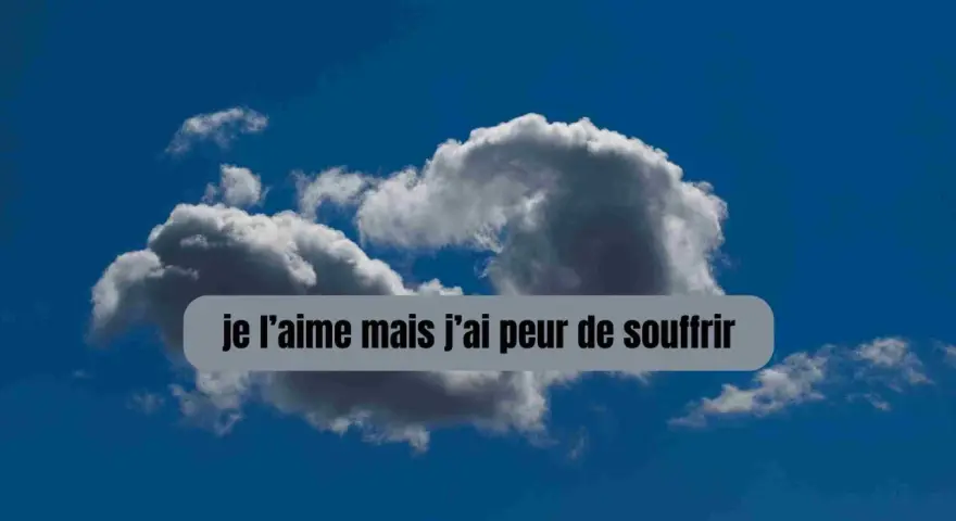 Un ciel bleu profond avec des nuages cotonneux. Un texte superposé dit : "je t'aime mais j'ai peur de souffrir", exprimant un amour teinté d'appréhension.