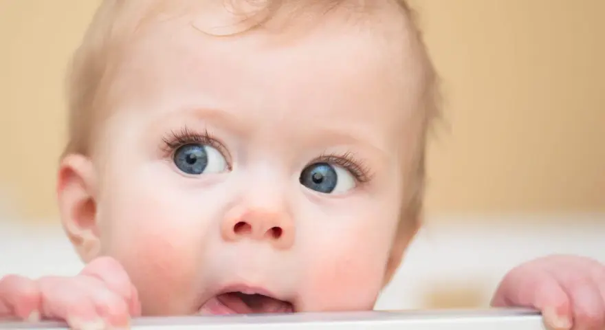 Un bébé aux grands yeux bleus, un vrai trésor qui mérite un surnom mignon pour garçon.