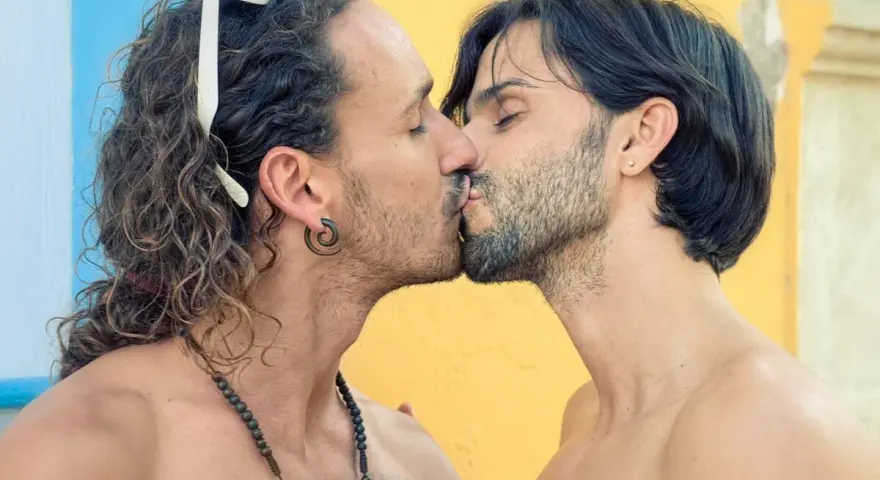 Deux hommes s'embrassent tendrement. Ce geste, le baiser, a une profonde signification pour les hommes, symbolisant l'amour, la connexion et l'intimité.