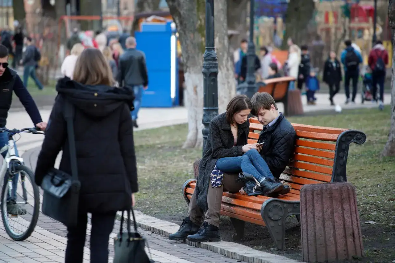 Un couple sur un banc, absorbé par son téléphone. Que recherche tu dans ce monde virtuel ?