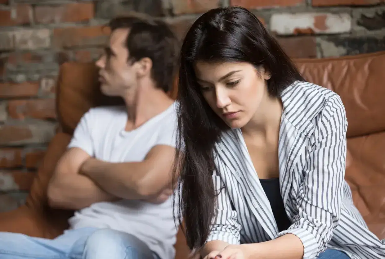 Un couple en crise. Elle est triste, lui tourne le dos, bras crois&eacute;s. Ne plus donner de nouvelles quel effet sur les hommes ?