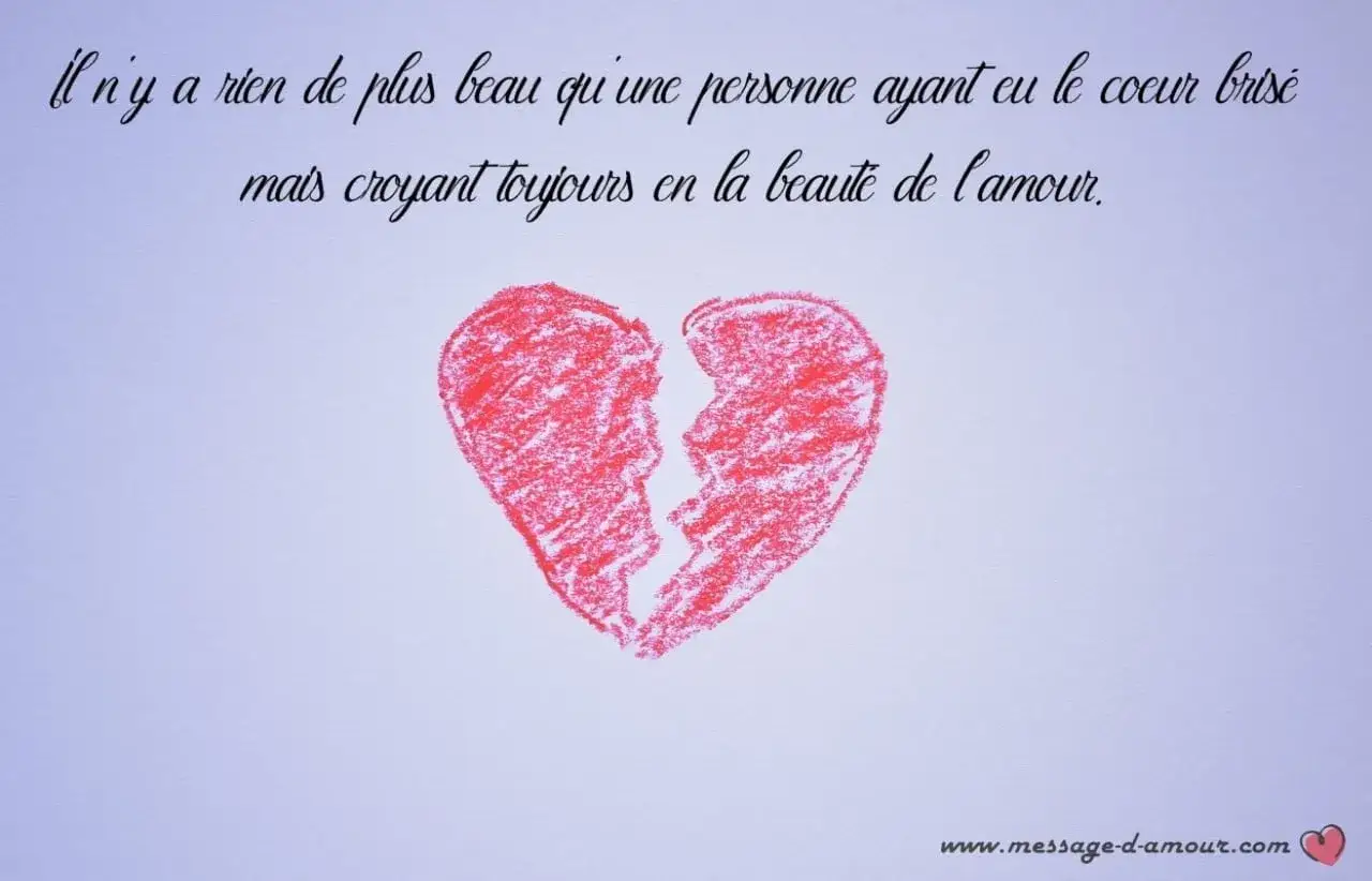 Un cœur rouge brisé, symbole d'être blessé par quelqu'un qu'on aime, mais avec un message d'espoir en l'amour.