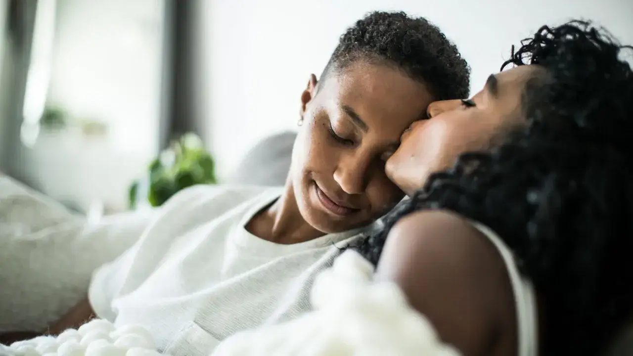Deux femmes s'enlacent tendrement. Un moment intime qui peut aider à comment augmenter sa libido.