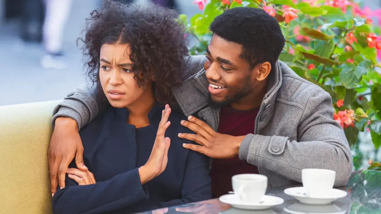 Un homme tente de réconforter une femme visiblement contrariée, mais elle le repousse. Les disputes incessantes de ce couple semblent avoir raison de leur patience.