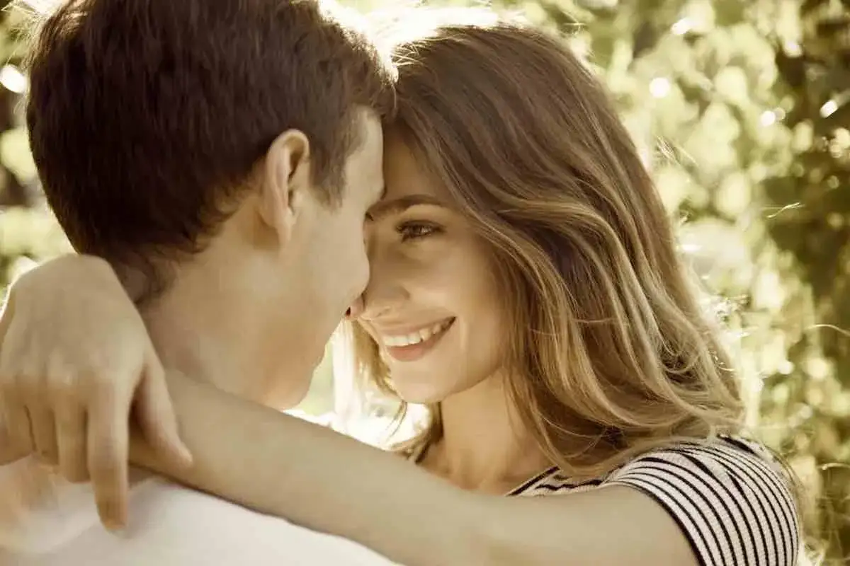 Un couple s'embrasse tendrement. Elle lui sourit, un regard qui sugg&egrave;re comment &ecirc;tre unique aux yeux d'un homme.