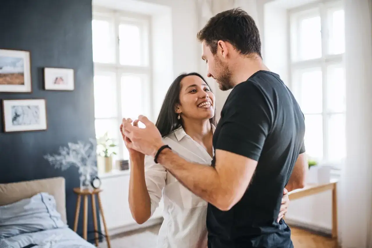 Couple dansant, regard complice, une sc&egrave;ne intime qui sugg&egrave;re une forte libido.