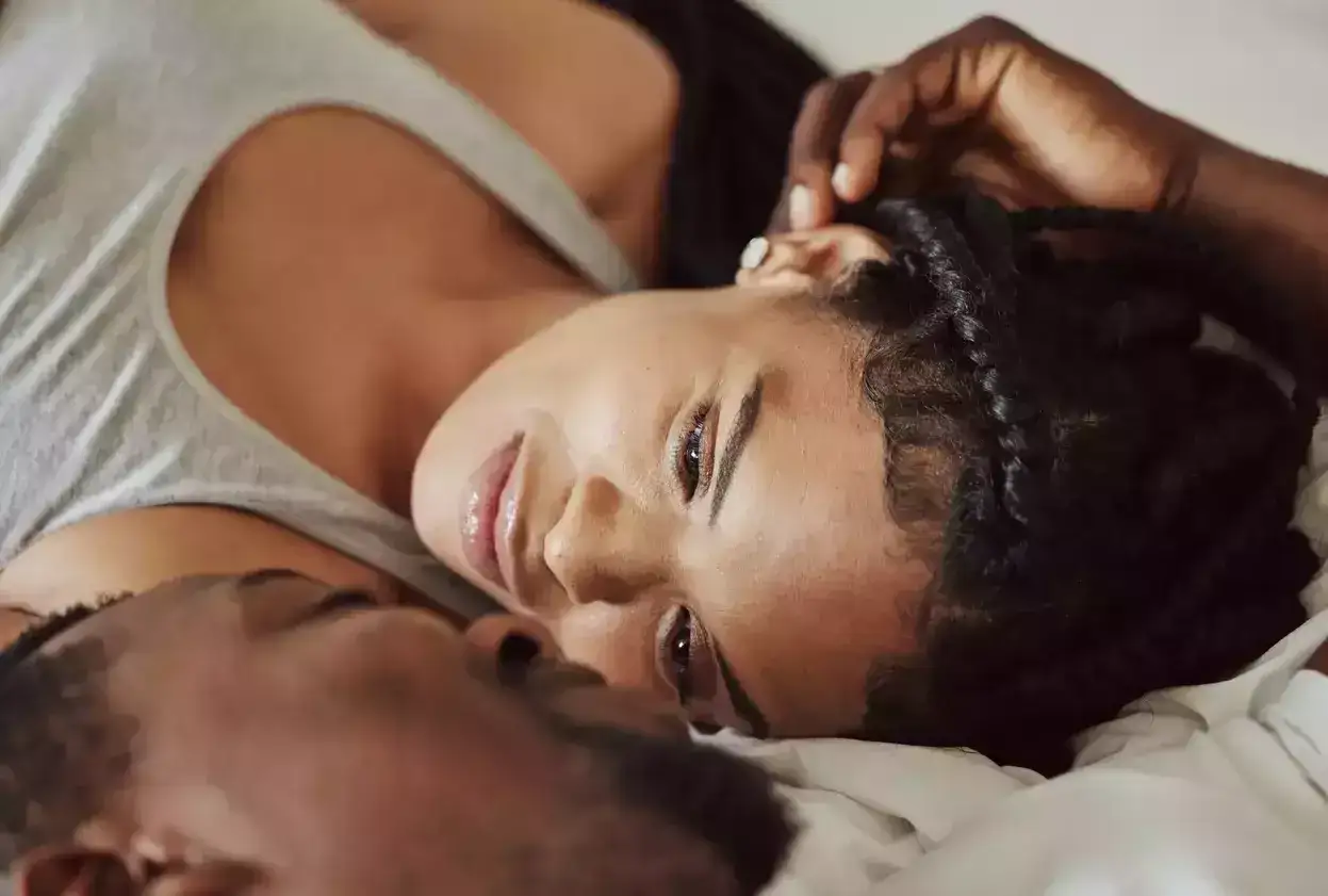Un couple intime, leurs visages se rapprochent, une connexion palpable qui suggère le désir d'avoir de la libido.