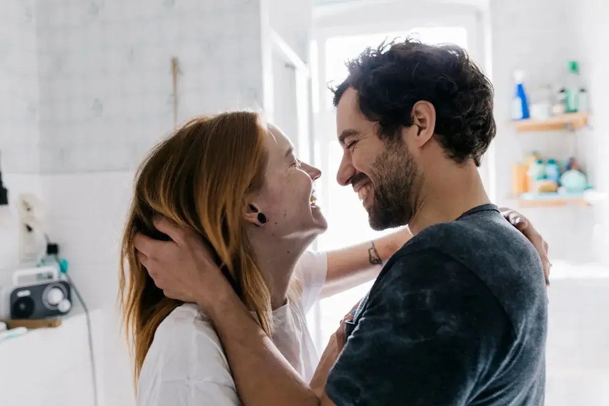 Un couple rit et s'embrasse, une scène intime qui pourrait symboliser une relation qui n'évolue pas, mais qui reste joyeuse.