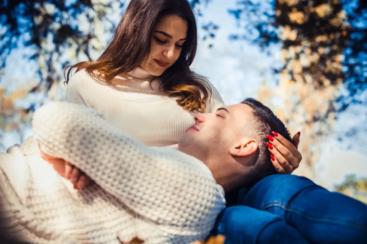 Un homme repose sur les genoux de sa bien-aim&eacute;e, le regard perdu dans le ciel. C'est ainsi que l'on voit comment un homme tombe amoureux.