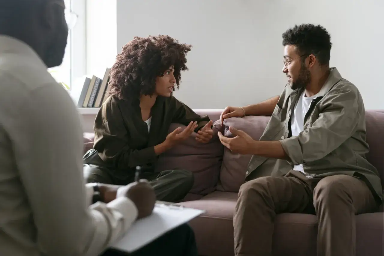 Un couple discute avec un th&eacute;rapeute. Elle dit : 