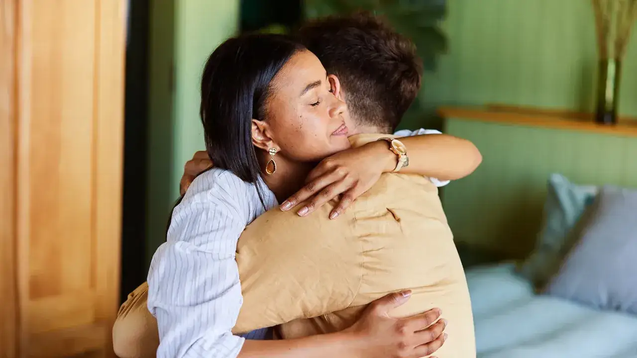 Un couple s'&eacute;treint tendrement, un moment de connexion profonde, une le&ccedil;on d'amour partag&eacute;e.