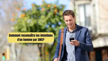 Un homme souriant regarde son téléphone, se demandant comment savoir ce qu'il pense de moi par SMS.