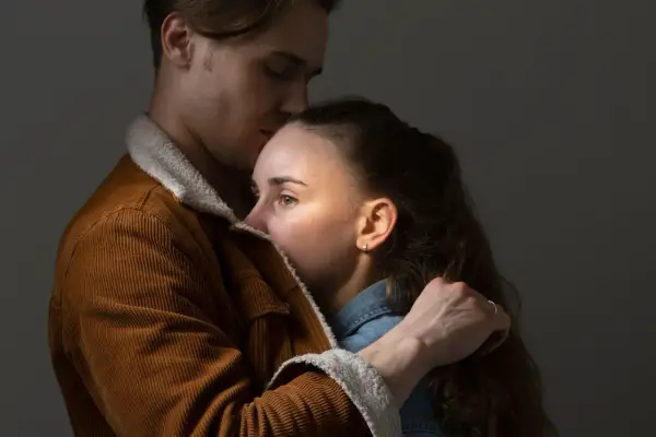 Un homme enlace une femme, son front posé sur le sien. Une étreinte qui pourrait enseigner comment ne plus souffrir en amour.
