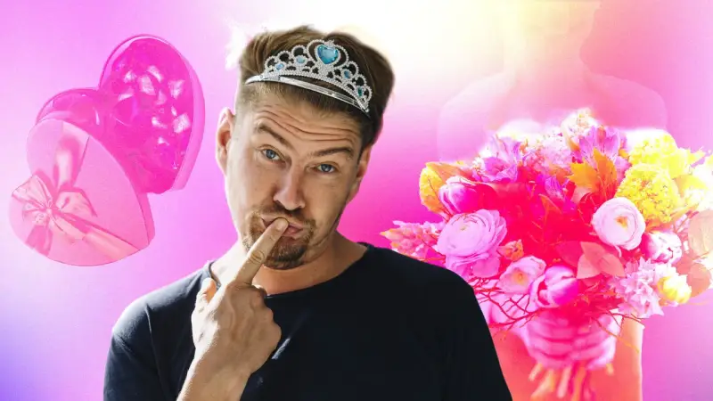 Un homme porte une tiare de princesse, un doigt sur les lèvres, à côté d'une boîte en forme de cœur et d'un bouquet de fleurs roses.
