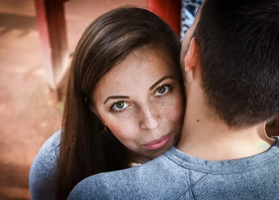Un regard tendre et confiant, comment reconnaître un homme qui veut une relation sérieuse. Une femme se blottit contre son épaule.